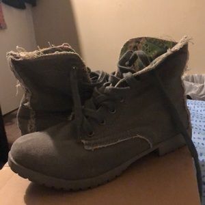 Gray Levi’s boots with paisley lining.